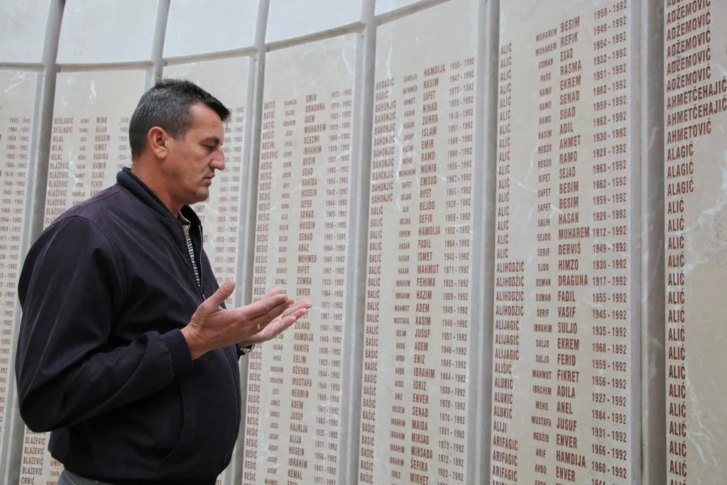 Dragan Stoinić Giga Spomenik u Kozarcu molitva